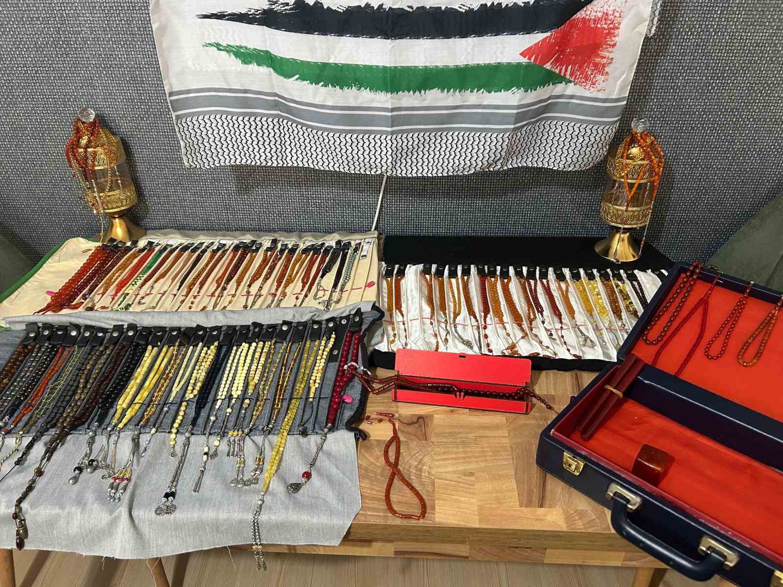 35 yıllık tespih koleksiyonunu Gazze için satışa çıkardı