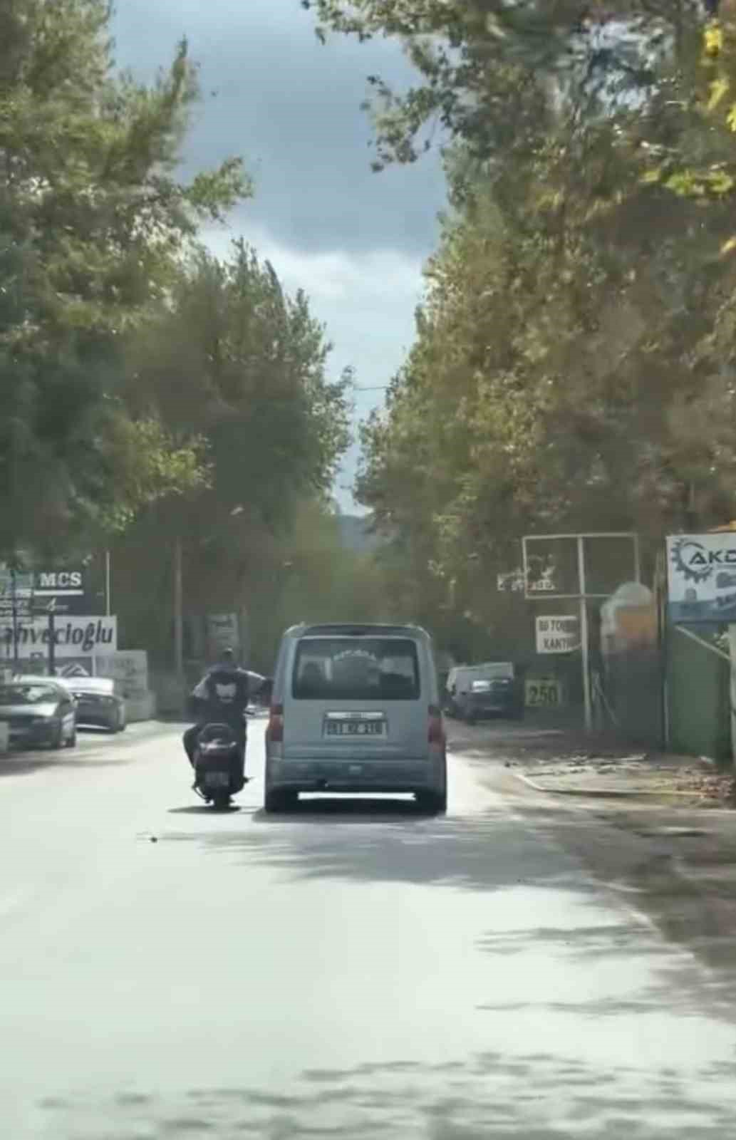 Bursa’da trafikte tehlikeli anlar kamerada: Sohbet etmek için seyir halindeki araca yaslandı