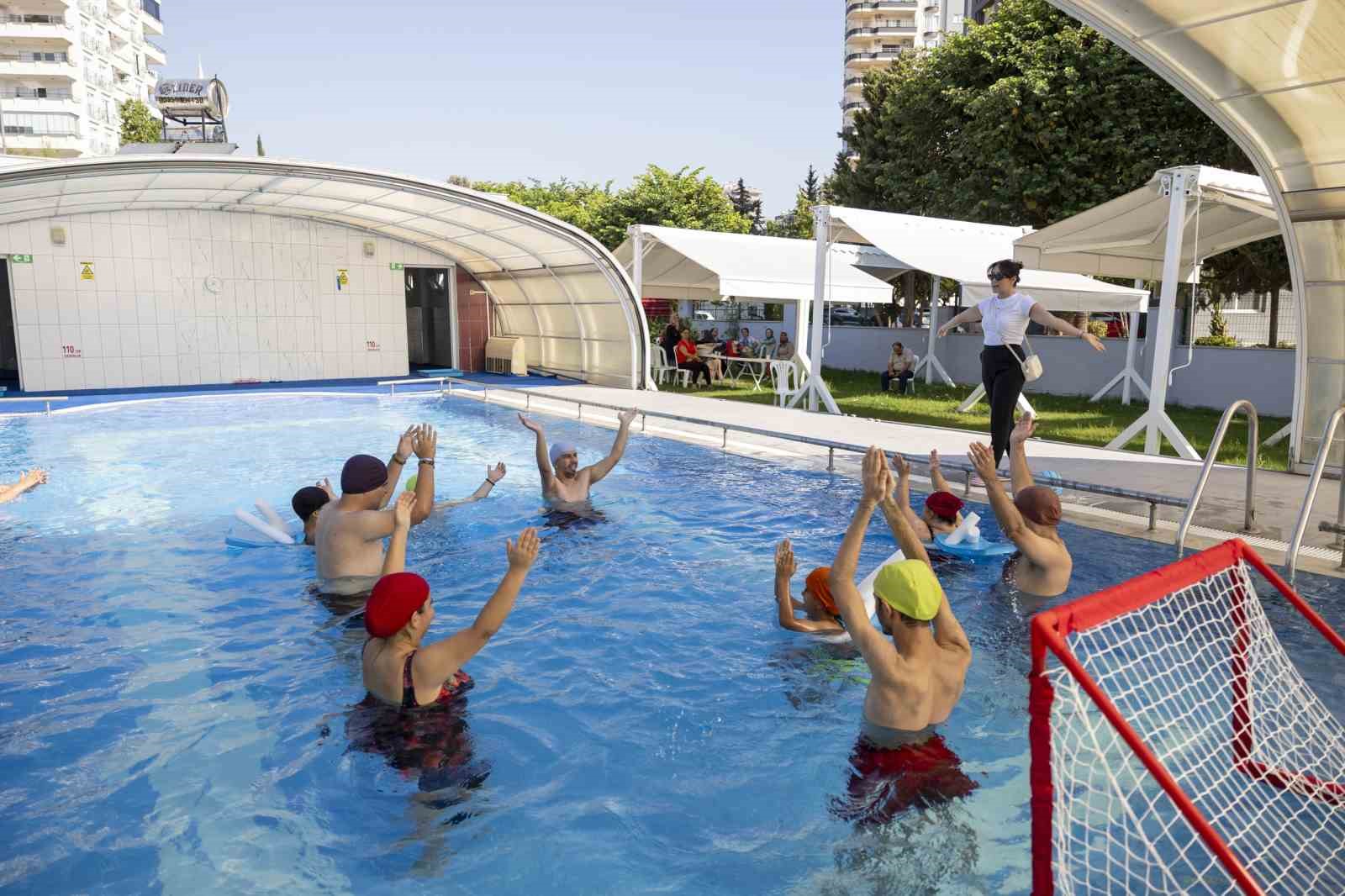 Mersin’de özel bireyler hem yüzme öğreniyor hem sosyalleşiyor
