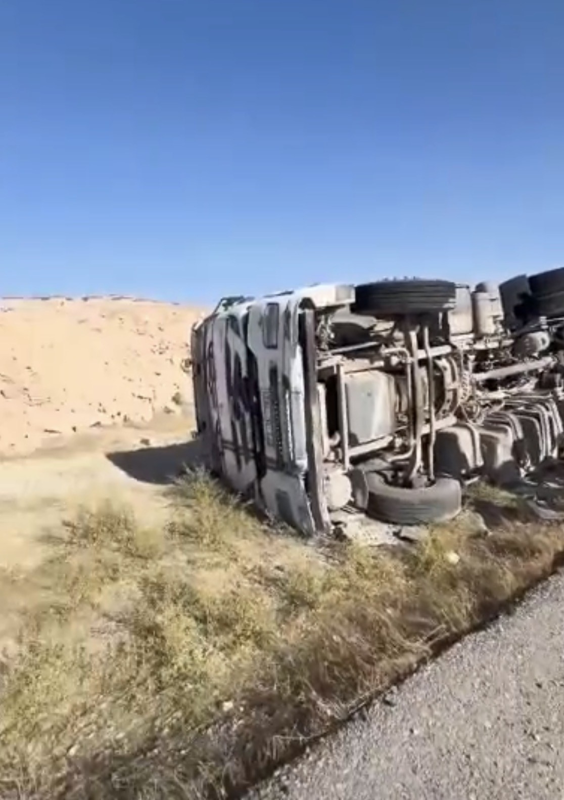 Devrilen kamyonun sürücüsü hafif yaralandı