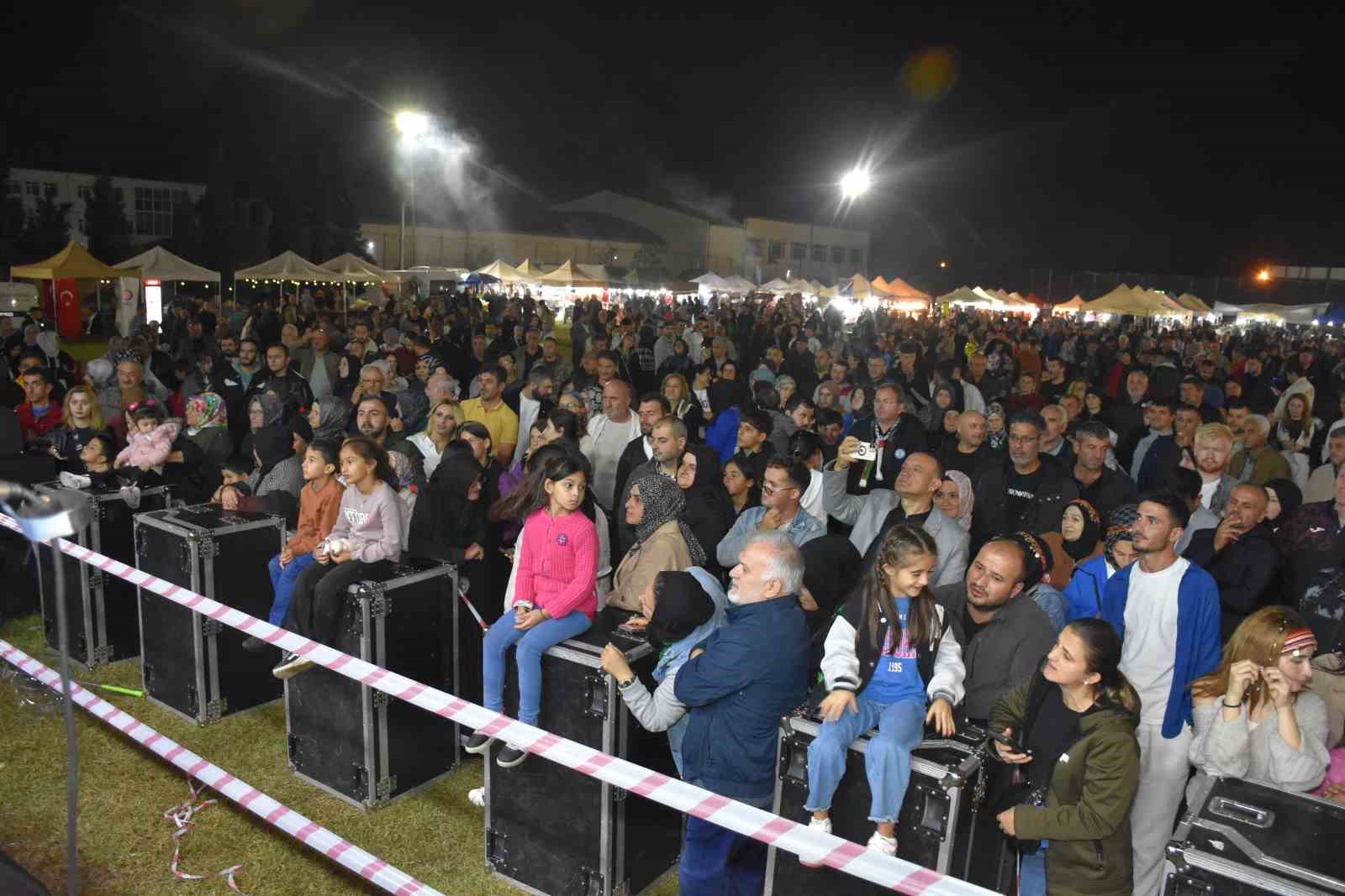 Sakarya’da Karadeniz rüzgarı: Yüzlerce kişi horon teperek coştu