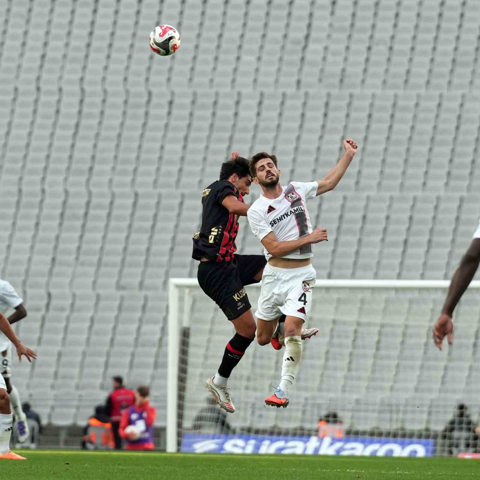 Trendyol S&uuml;per Lig: Fatih Karag&uuml;mr&uuml;k: 0 - Gaziantep FK: 0 (İlk yarı)
