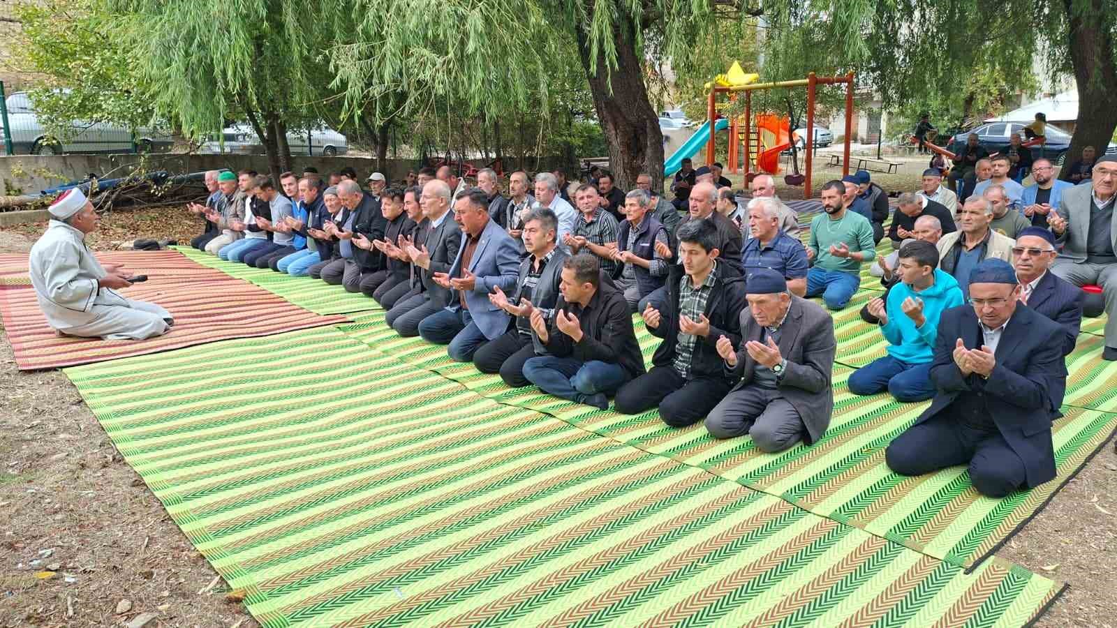 Hisarcık Yukarı Yoncaağaç köyünde 13 yıldır sürdürülen hayır yemeği geleneği