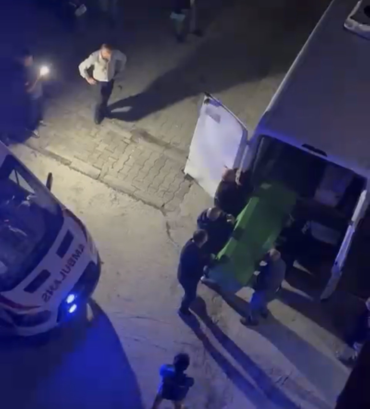 Evde başından silahla vurulmuş halde bulundu