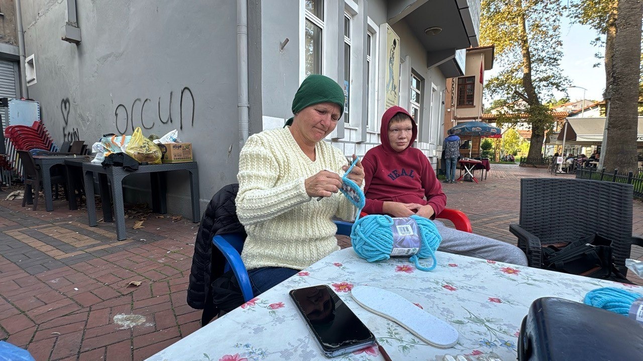 Cam kemik hastası oğluna akülü araç alabilmek için örgü örüyor