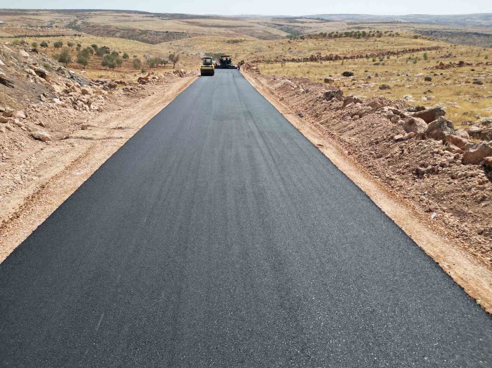 Halfeti Bozova grup yolunda asfalt serimine başlandı
