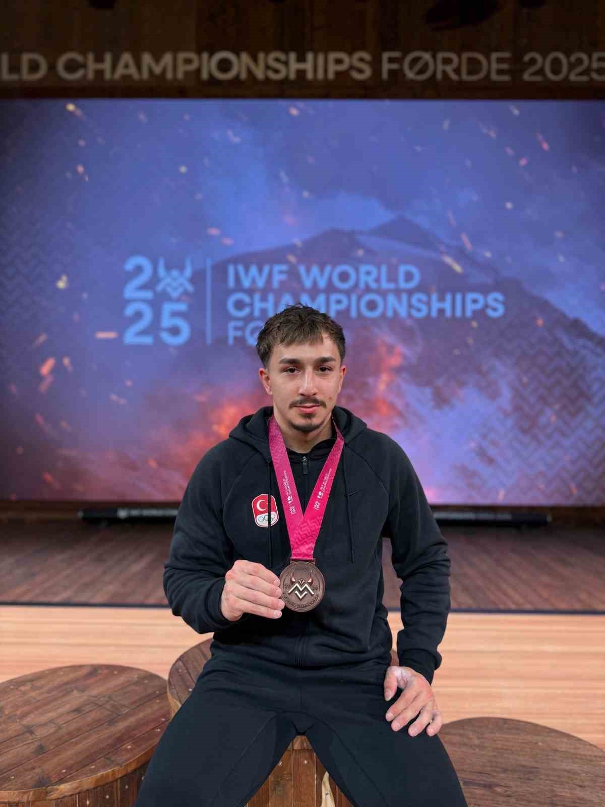 Yusuf Fehmi Gen&ccedil;, silkmede d&uuml;nya &uuml;&ccedil;&uuml;nc&uuml;s&uuml;
