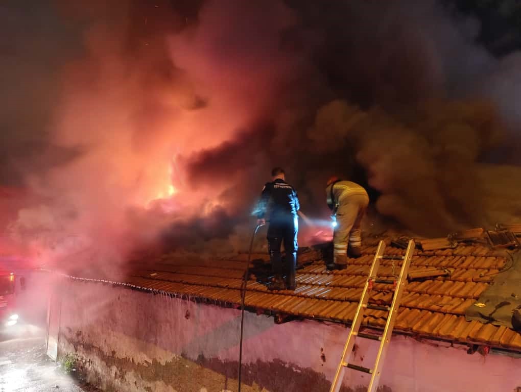 Bursa&rsquo;da 4 d&uuml;kkan alevlere teslim oldu
