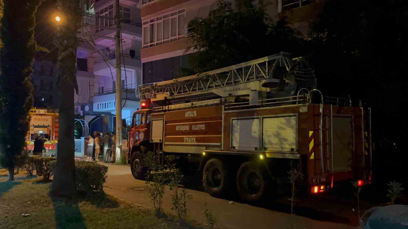 Alanya’da 5 katlı binada yangın: 1 kişi hayatını kaybetti