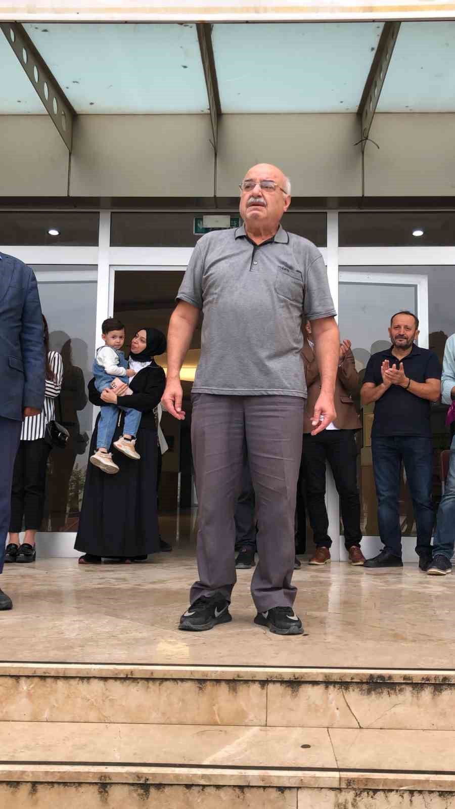 Mezun olduğu okulda 40 yıl görev yapan öğretmen ağlatan törenle emekli oldu