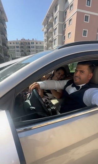 İş makinesiyle gelin arabasının &ouml;n&uuml;n&uuml; kesen operat&ouml;r, bahşiş alınca yolu a&ccedil;tı
