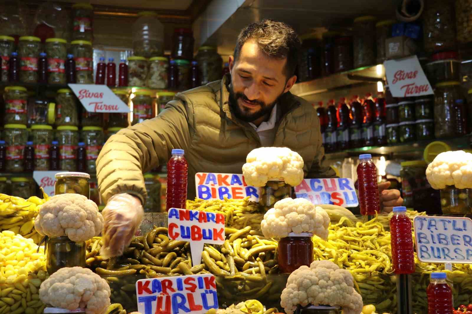 Sofraların vazgeçilmezi turşular, tezgahları renklendirmeye başladı