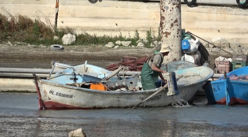 Eğirdir Gölü’nde balıkçı tekneleri karaya oturdu, balıkçılık bitme noktasına geldi