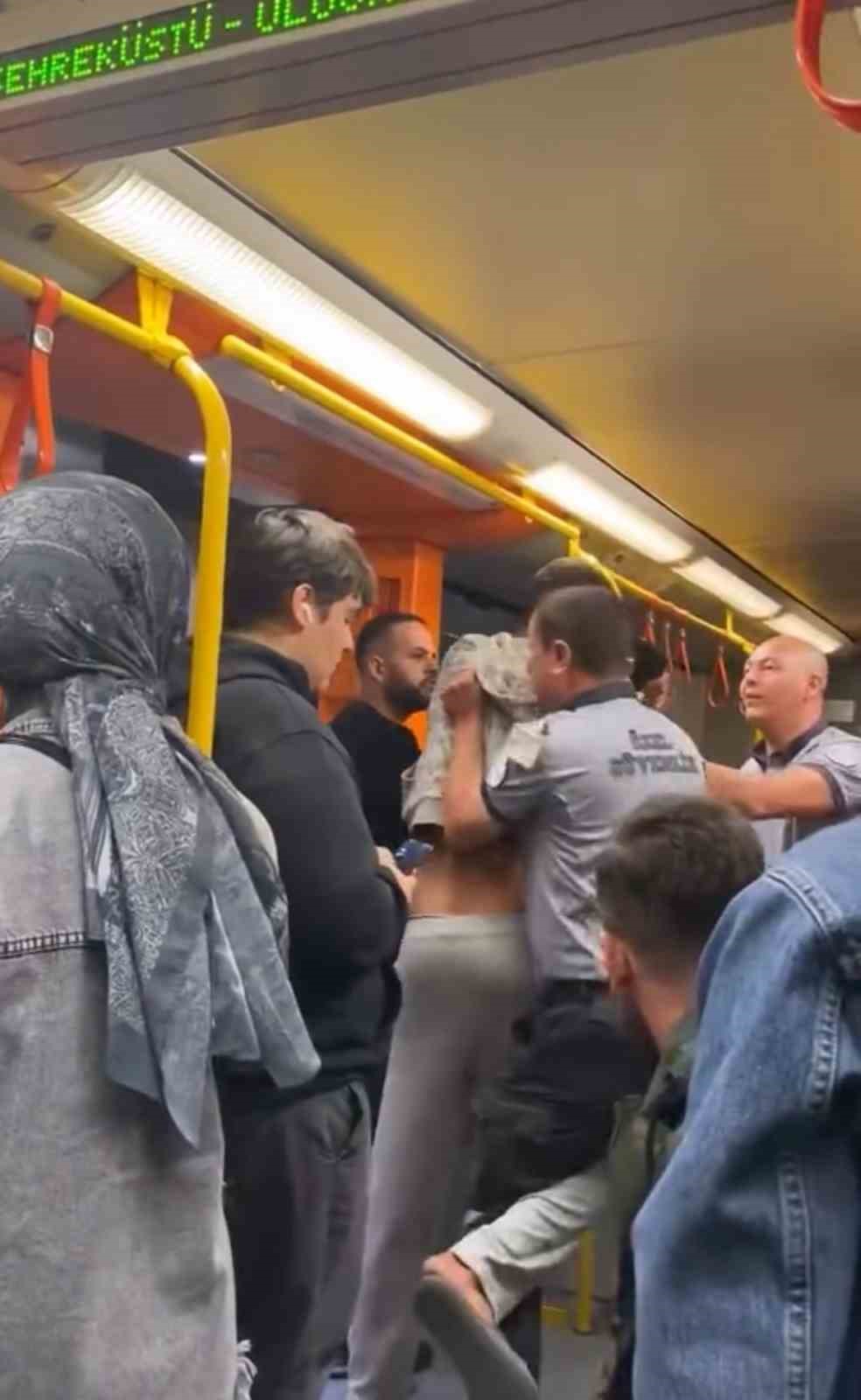 Metroda yaka paça kavga çıktı, güvenlik araya zor girdi