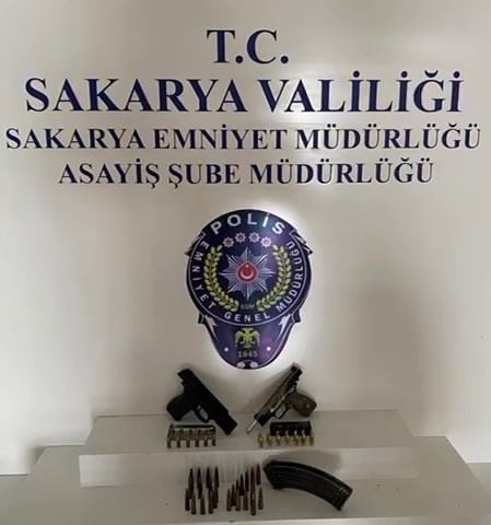 Sokak ortasındaki infazın ş&uuml;phelilerin yakalanma anı kameraya yansıdı
