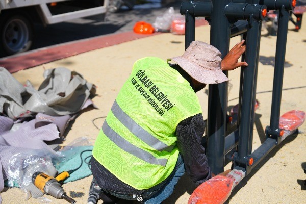 Gölbaşı Belediyesi’nden parklara kapsamlı bakım ve yenileme çalışması