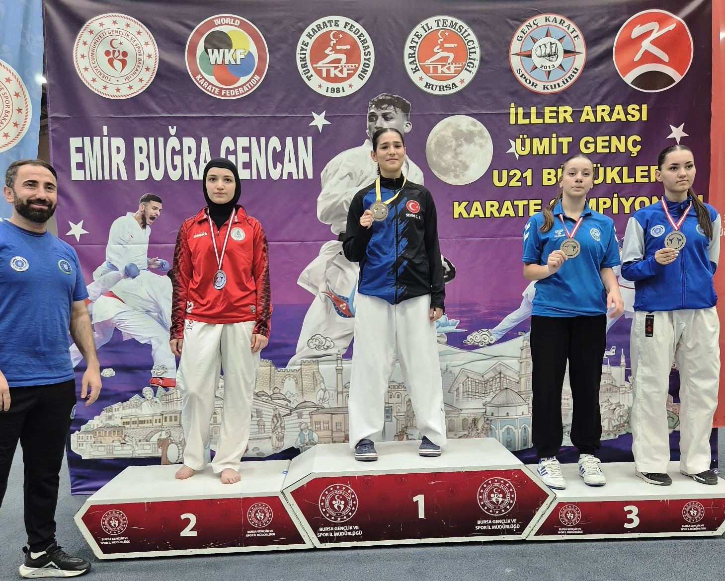 K&ouml;rfezli karateciler Bursa&rsquo;dan madalyayla d&ouml;nd&uuml;
