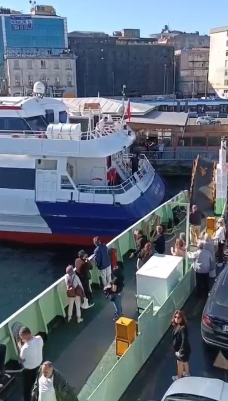 İstanbul’da arabalı vapur iskeleye çarptı, kaza anı kameraya yansıdı