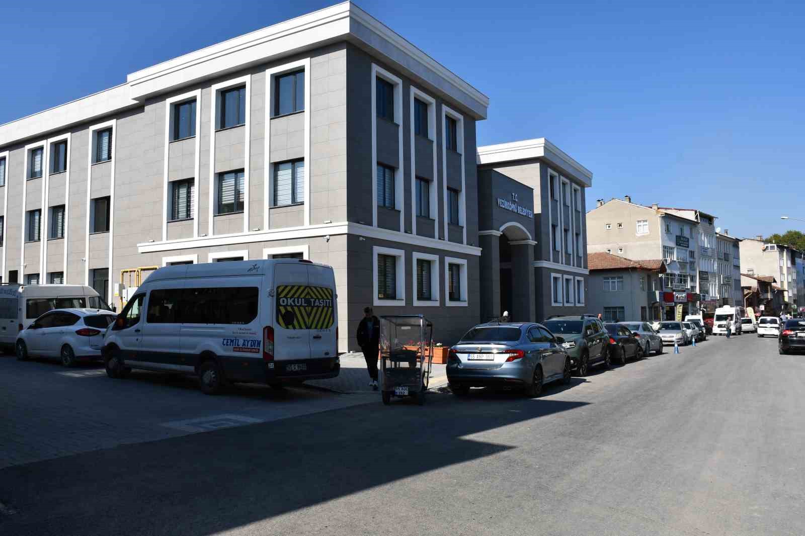 Vezirköprü Belediyesi yeni hizmet binasında
