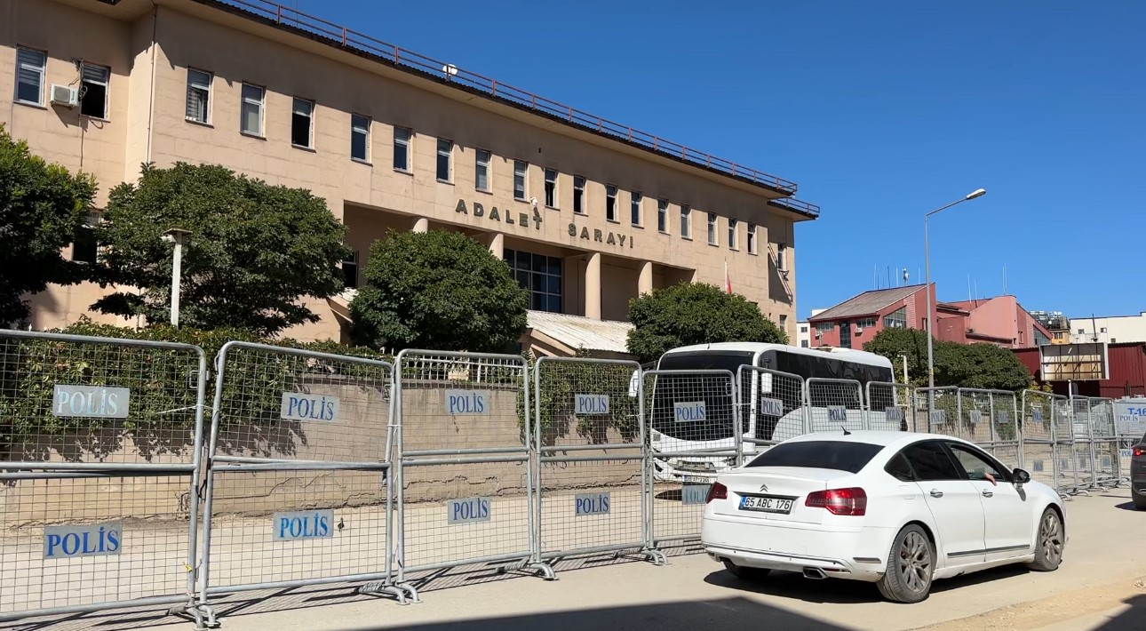 Y&uuml;ksekova&rsquo;da bı&ccedil;aklı saldırı: 21 yaşındaki gen&ccedil; hayatını kaybetti
