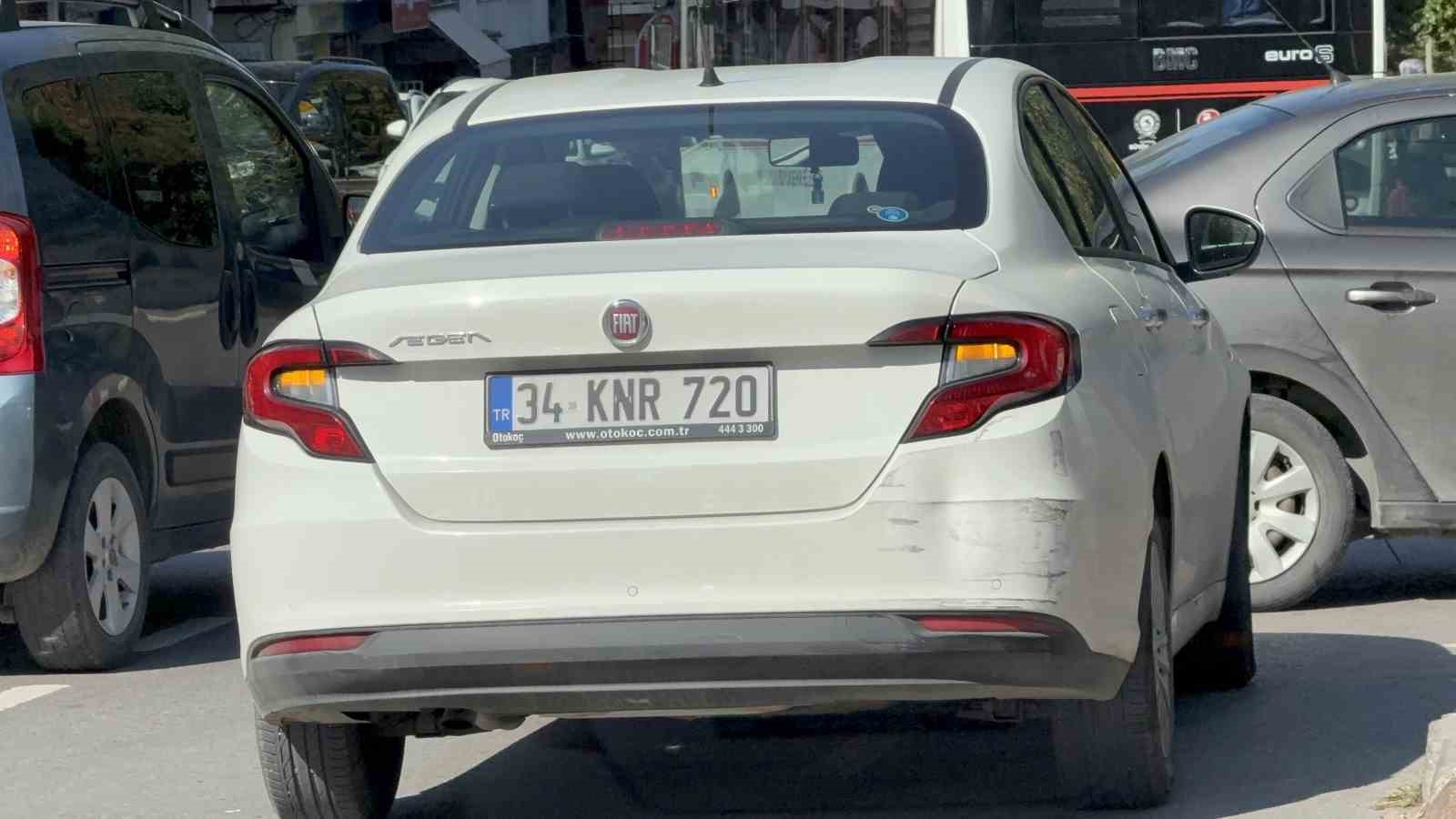 Motorlu bisiklet, yayaya yol veren otomobile çarptı: 1 yaralı