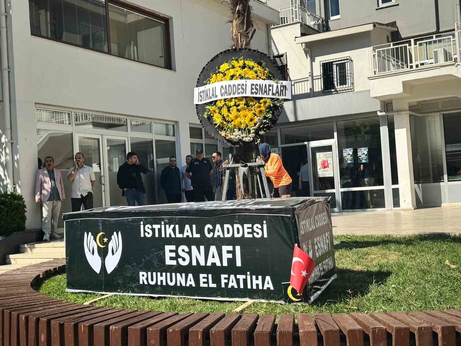 Esnafın tabutu Denizli Büyükşehir Belediyesinin önüne bırakıldı
