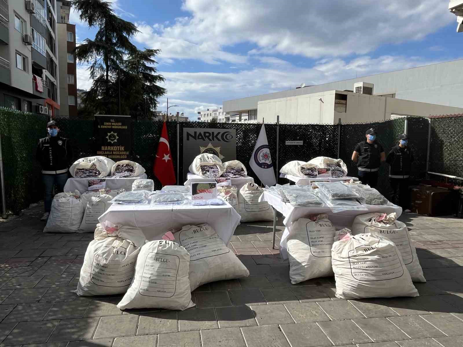 İzmir&rsquo;de rekor miktarda sentetik ecza yakalandı

