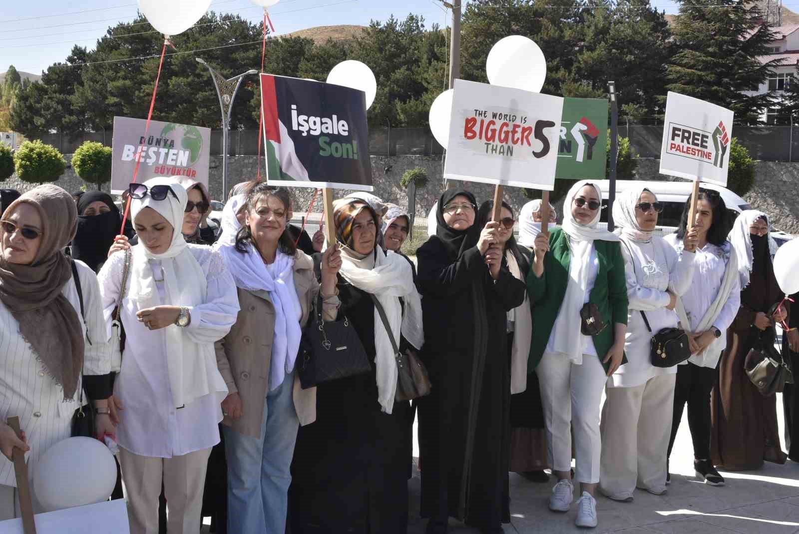 Bitlis’te kadınlar beyaz balonla İsrail’i kınadı