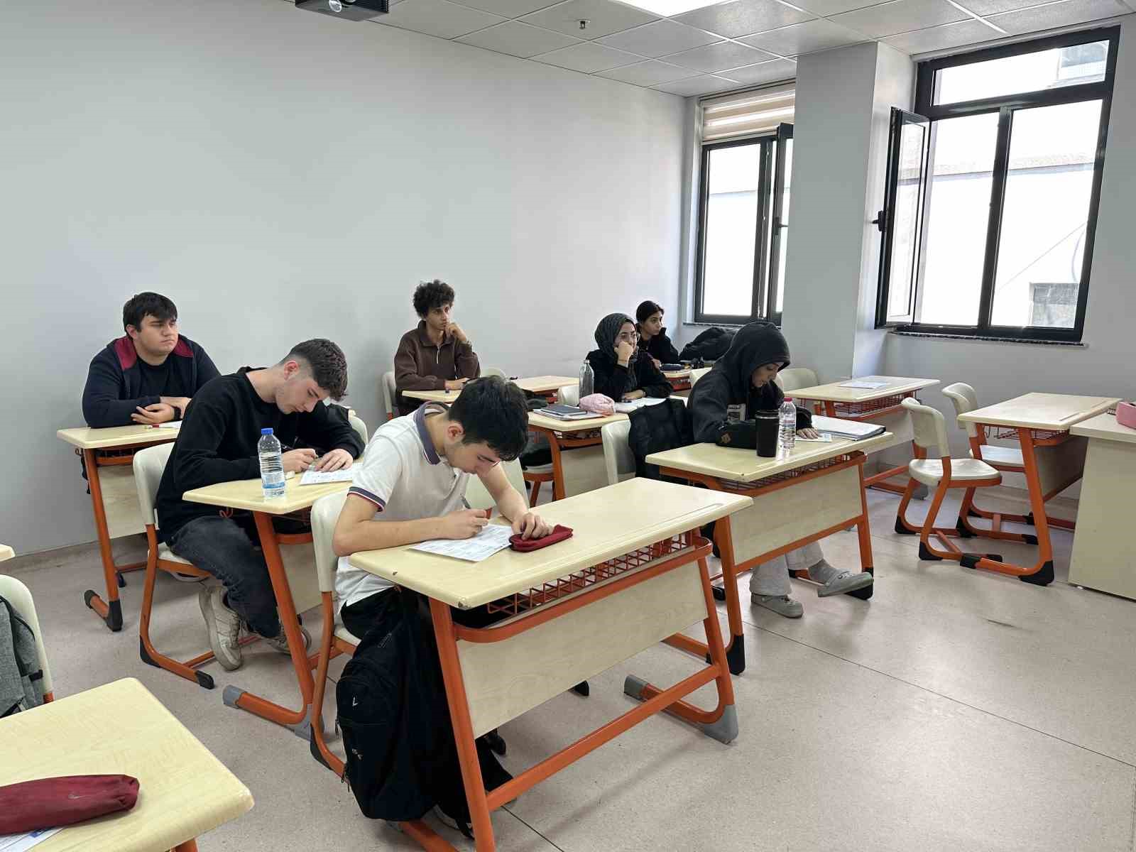 &Ccedil;ayırova&rsquo;da &uuml;niversiteye hazırlık kursları başladı
