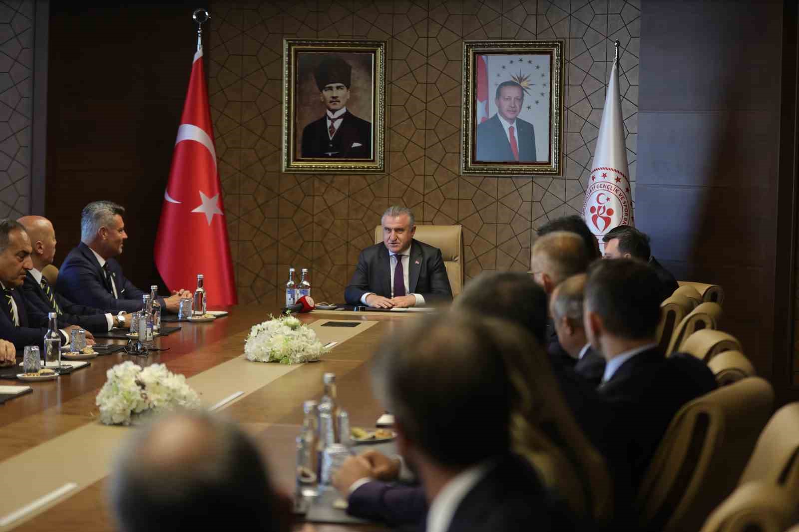 Bakan Bak, Fenerbah&ccedil;e y&ouml;netimini kabul etti
