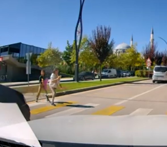 Yaya geçidinde aracın çarptığı çocuk yaralandı