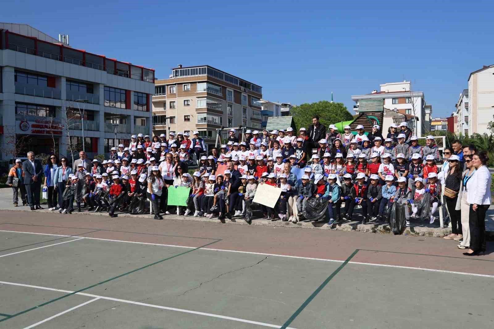 Başkan Türkel, öğrencilerle çöp topladı