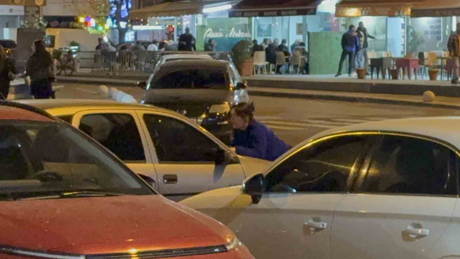 Kocasıyla tartışan kadın otomobilin kaputuna yattı
