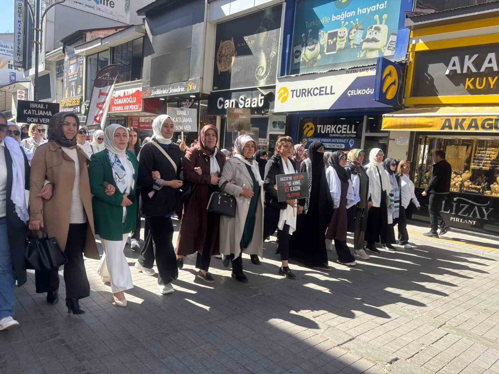 Ağrı’da kadınlar Gazze’ye destek için sessiz zincir oluşturdu
