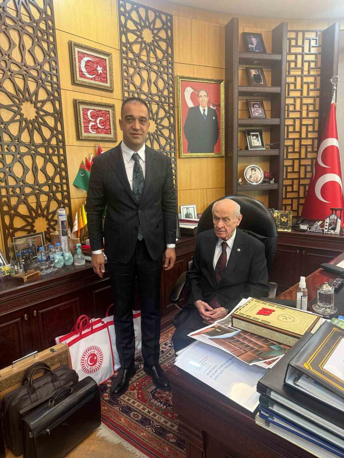 Teşkilat binasının tapusunu Genel Başkan Devlet Bahçeli’ye takdim ettiler
