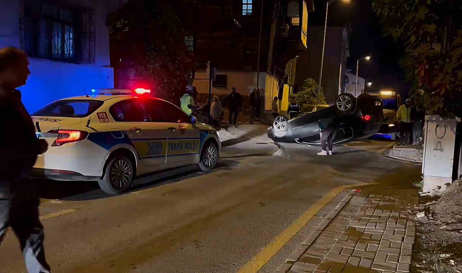 Kaldırıma &ccedil;arpan otomobil takla attı
