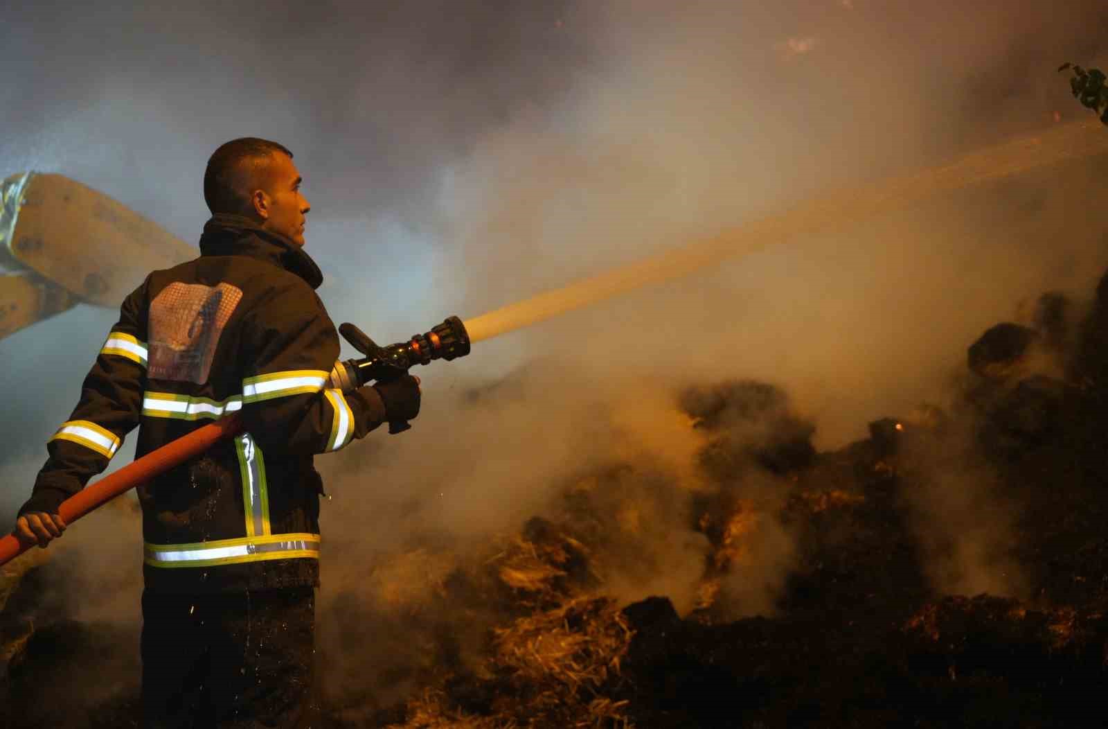650 ton saman balyası kundaklandı: Yaklaşık maddi zarar 2 milyon lira