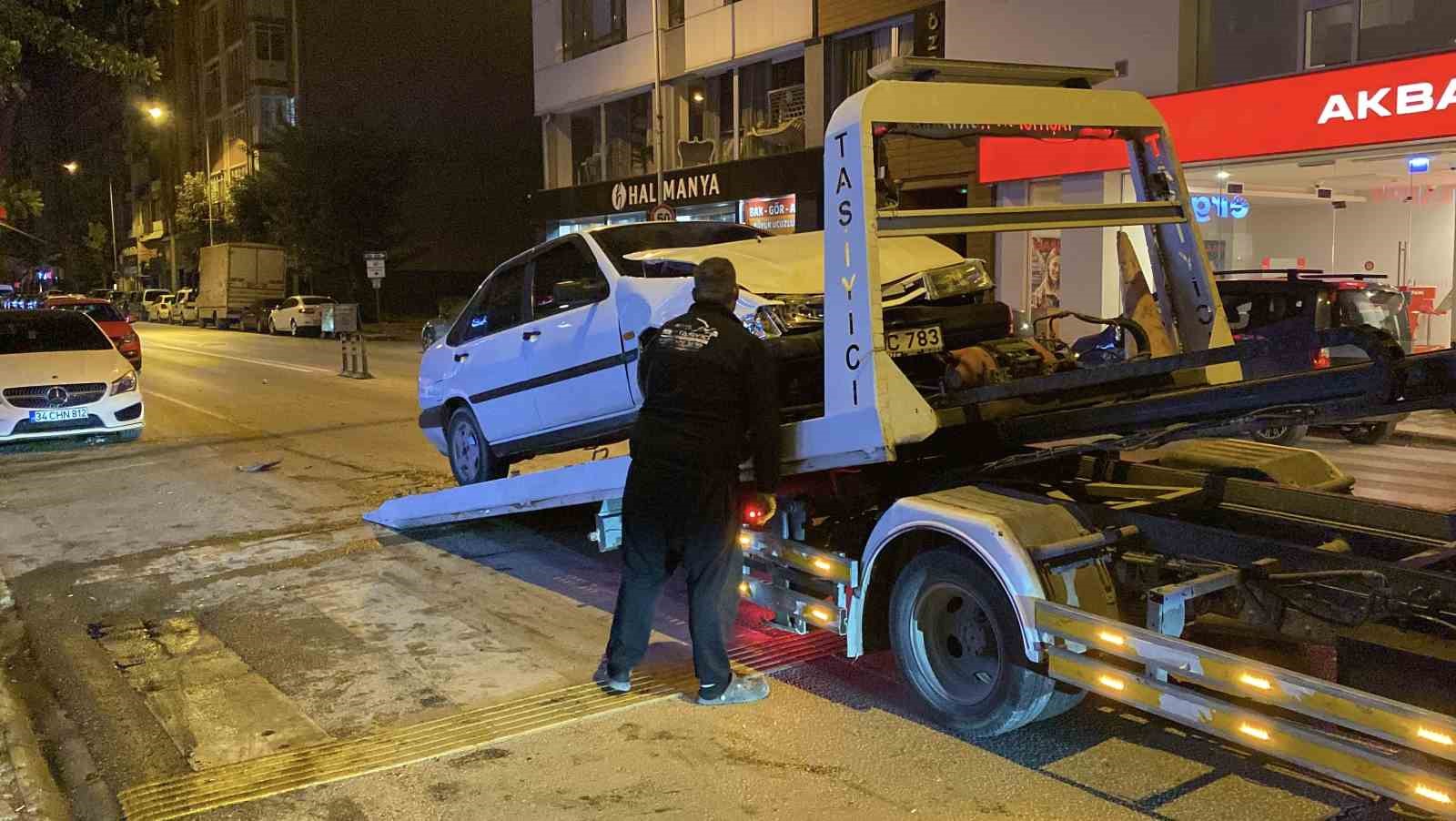Kaza yapan alkollü ve ehliyetsiz sürücü hasarlı aracıyla poz verdi