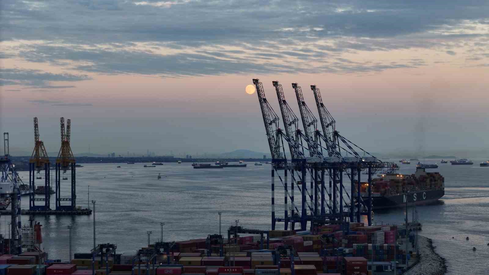 İstanbul’da dolunay Ambarlı limanıyla görüntülendi
