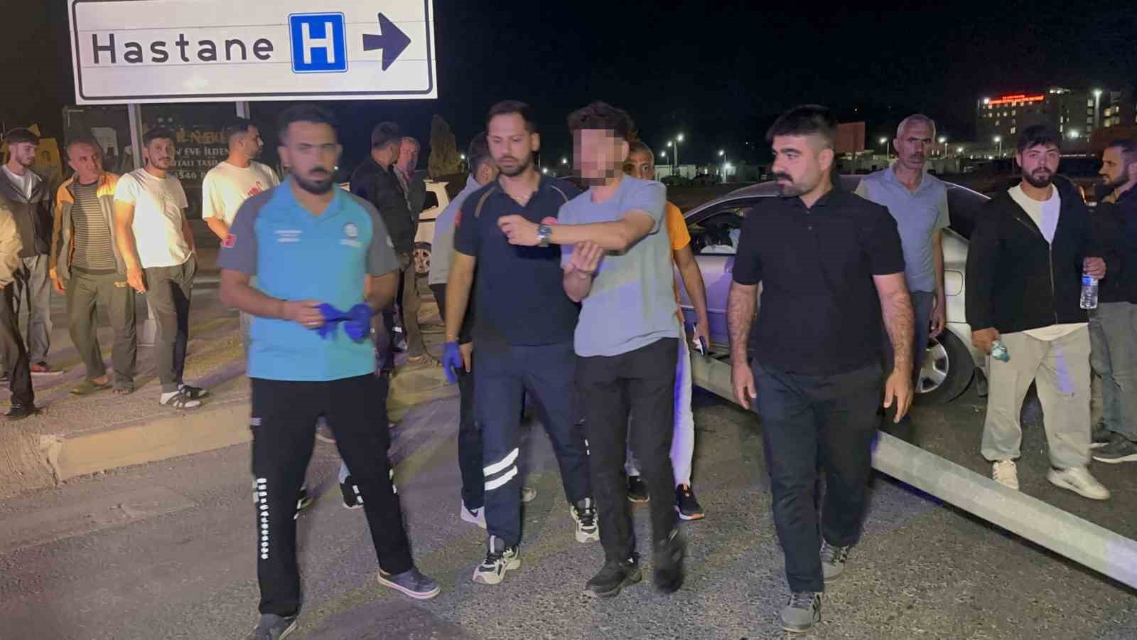 Alkoll&uuml; s&uuml;r&uuml;c&uuml; aydınlatma direğini devirip ref&uuml;je &ccedil;ıktı
