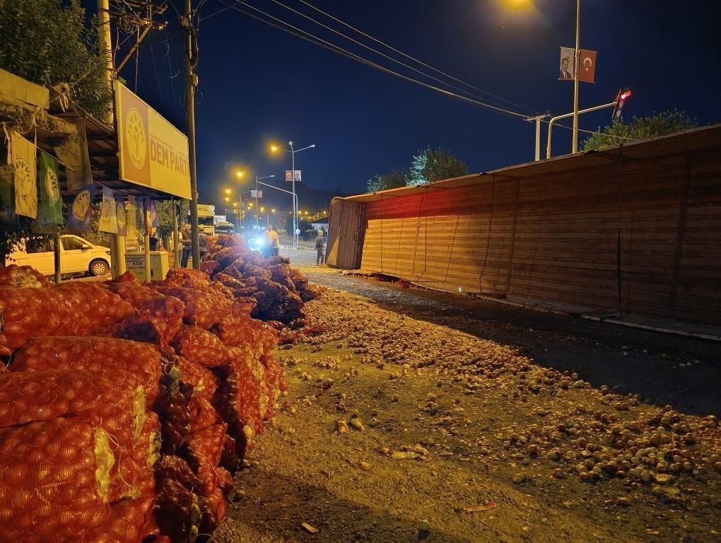 Arızalanan tırdan aşağı indi, hayatını kaybetti
