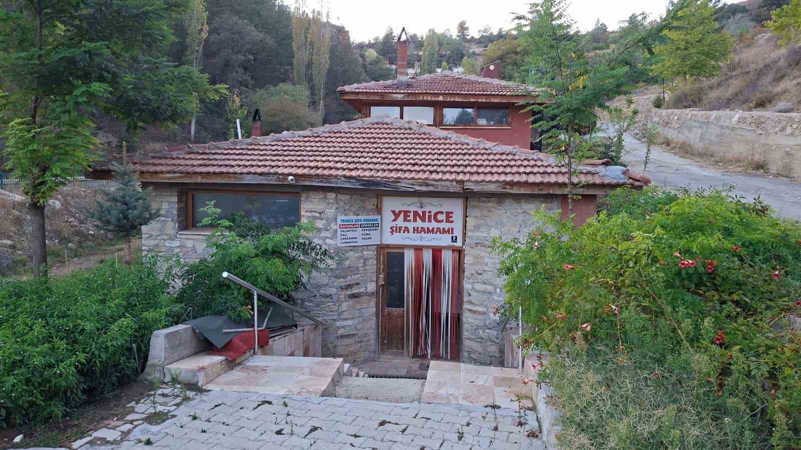 Emet Yeniceköy şifa hamamı havuzunda bulunan devasa kaya ile ilgi odağı