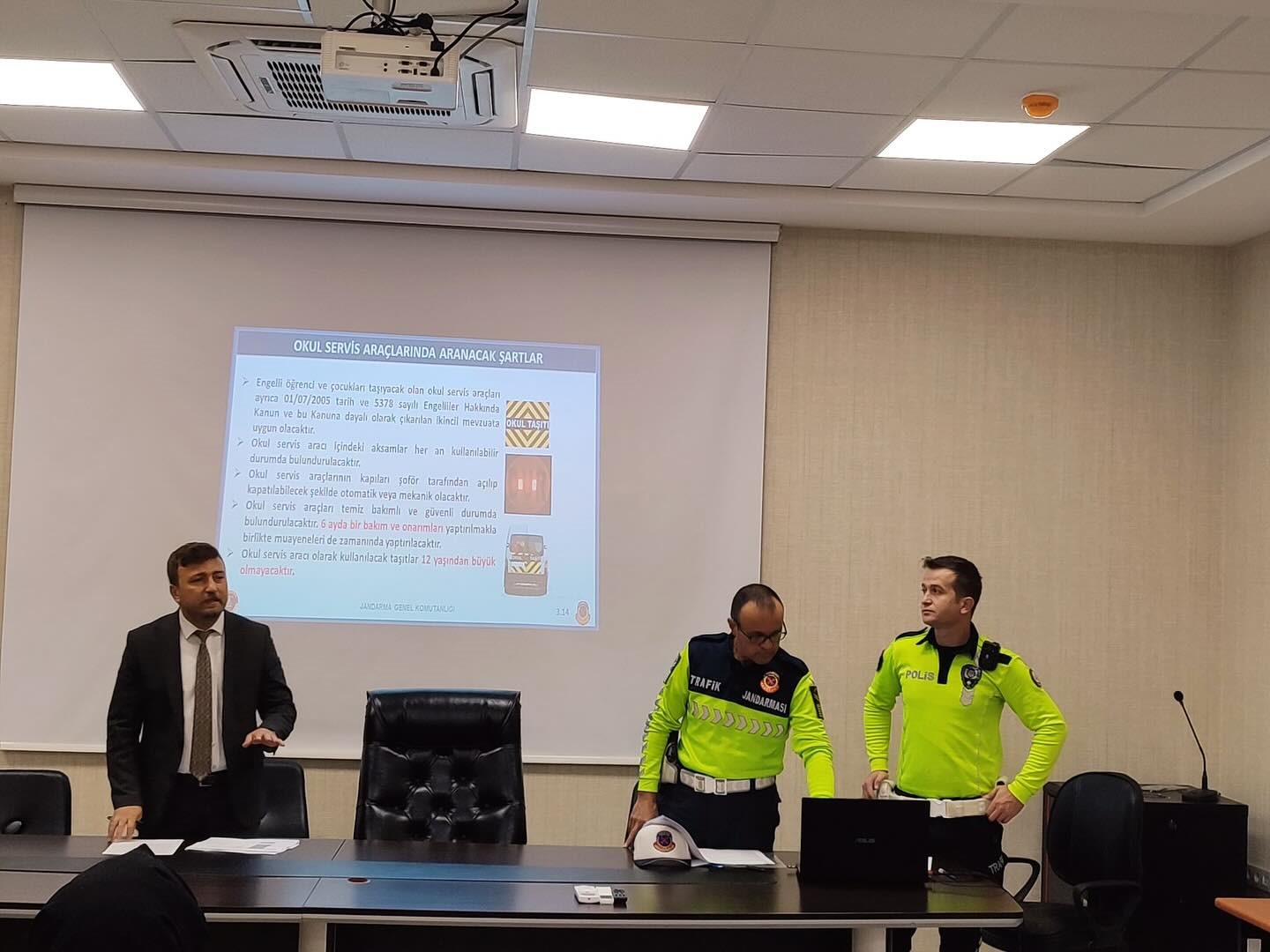 Altıntaş&rsquo;ta okul servis s&uuml;r&uuml;c&uuml;lerine trafik g&uuml;venliği ve servis hizmetleri eğitimi

