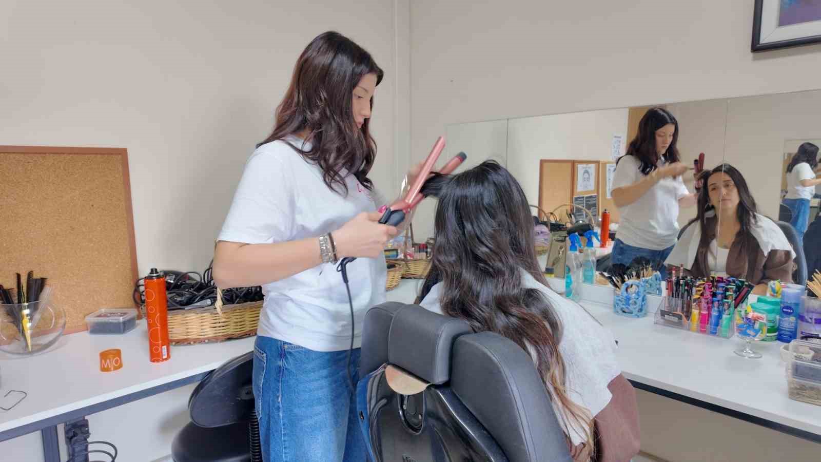 En &ouml;zel kuaf&ouml;rler yeteneklerini anneleriyle paylaştı
