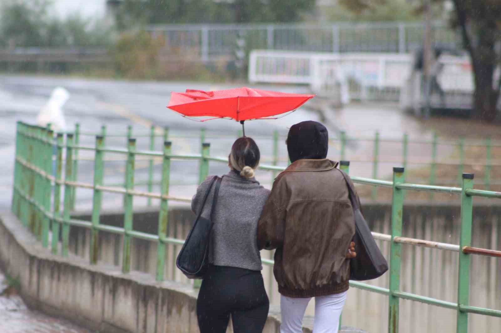 Tekirdağ’da şiddetli yağış hayatı olumsuz etkiliyor