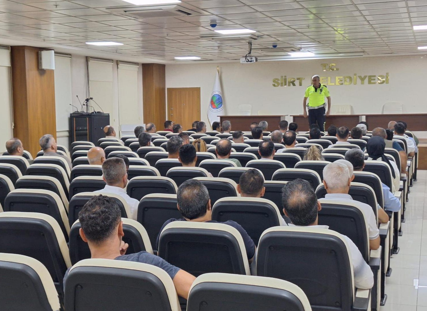 Siirt&rsquo;te toplu taşıma şof&ouml;rlerine trafik g&uuml;venliği eğitimi verildi
