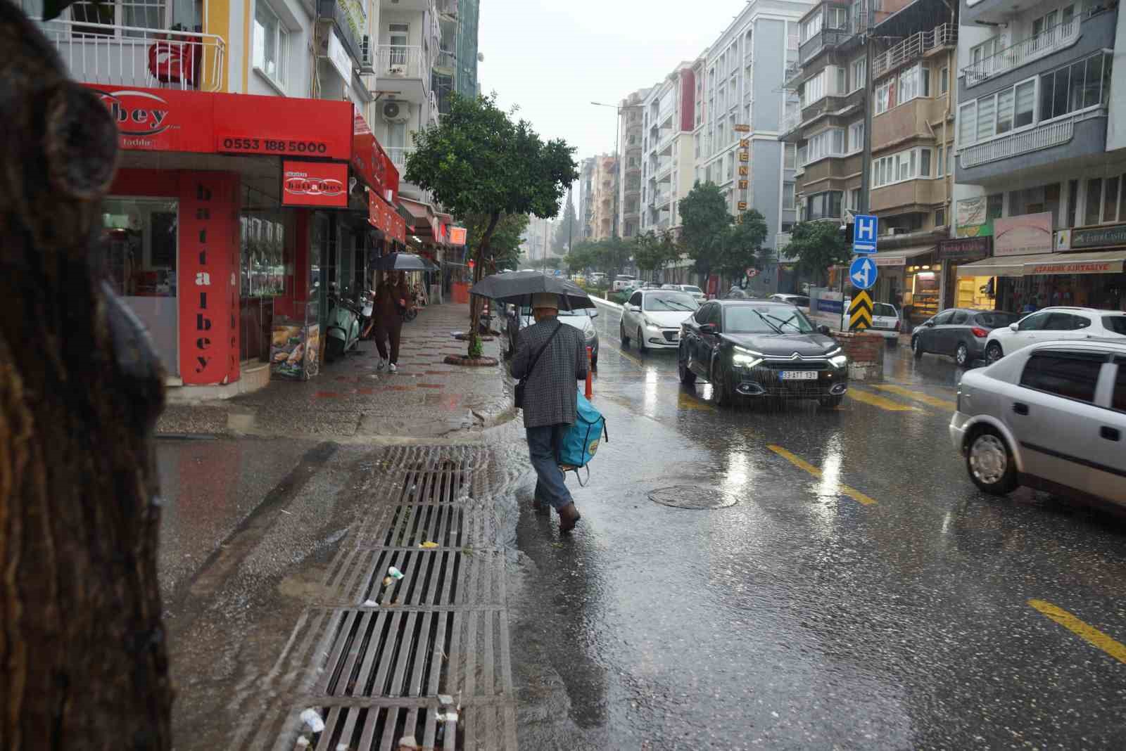 Aydın’da sağanak yağış etkili oluyor