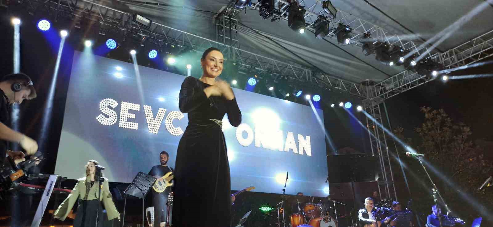 Halk konserinde Devrekliler Sevcan Orhan ile coştu