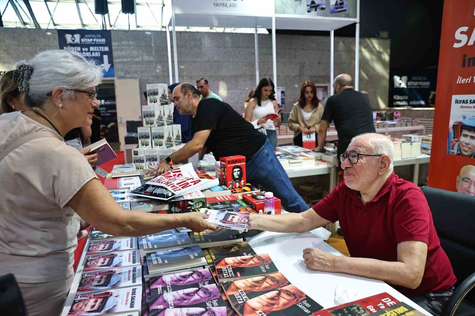 Kitap tutkunları Antalya Kitap Fuarı’nda buluşmaya devam ediyor
