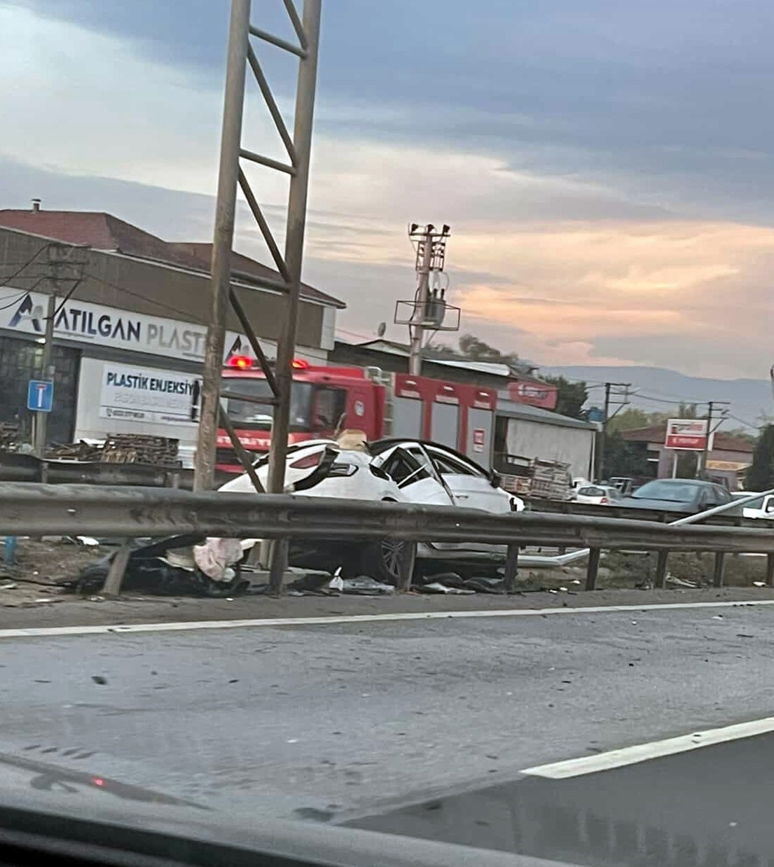 İşe gitmek isterken ölümden döndü: Otomobil parçalandı, sürücü fırlayıp altına sıkıştı